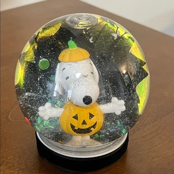SNOOPY Pumpkin Snow Globe - Picture 9 of 13